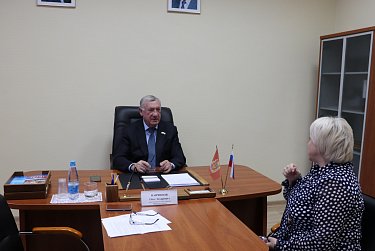 Депутат помогает решать проблемы избирателей 